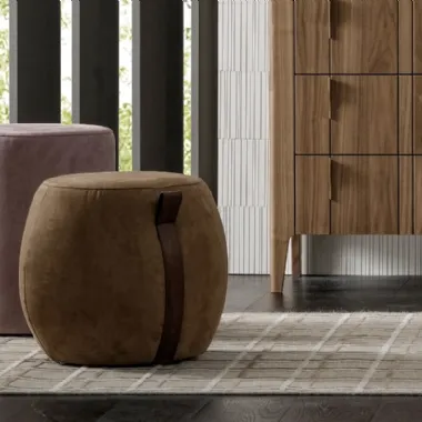 Pouf Domino in tessuto con cinghie in cuoio di Modesign