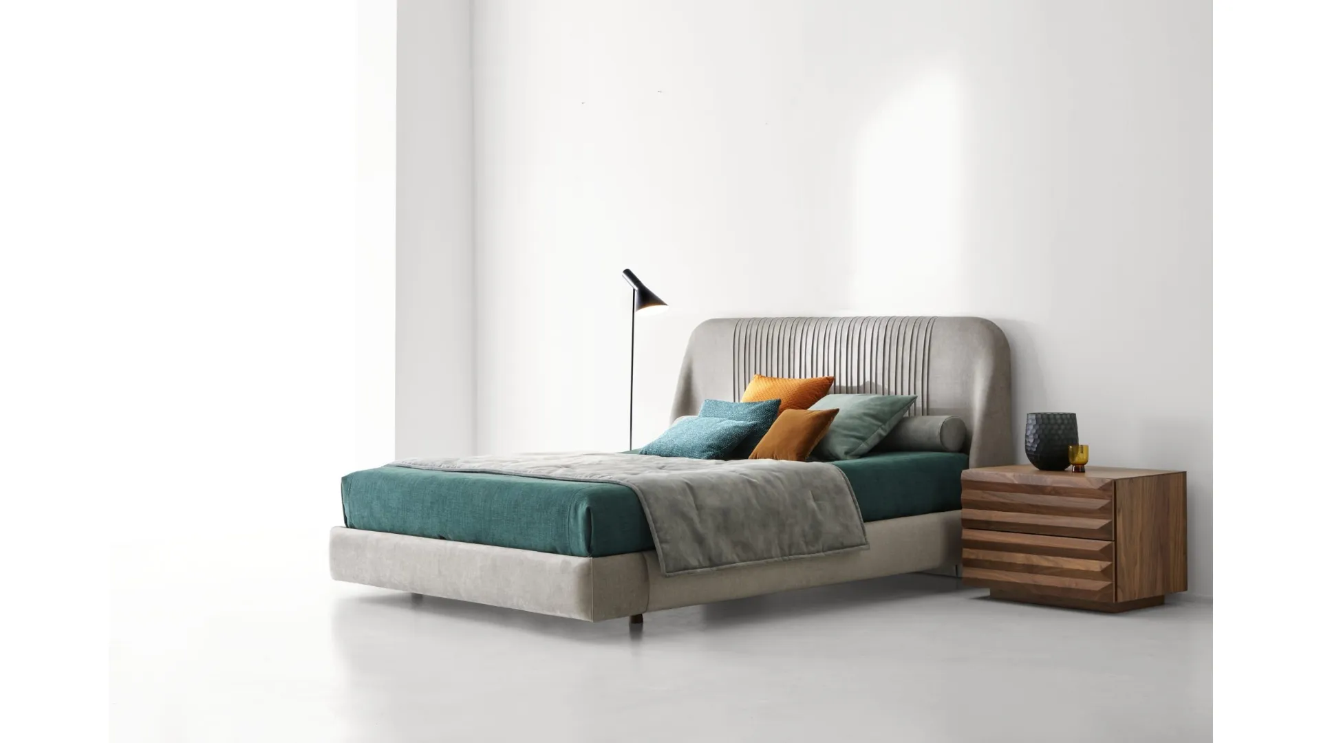 Letto Alba Fluttuante in velluto con testiera di Modesign