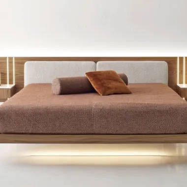 Letto Book Fluttuante con testiera in legno e pannelli in tessuto di Modesign