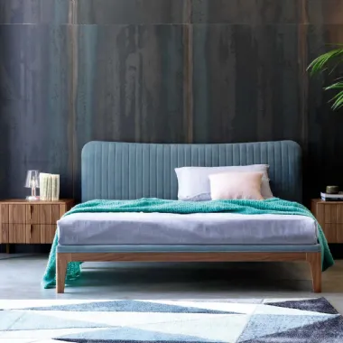 Letto Butterfly in legno con testiera in econabuk di Modesign