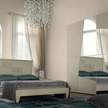 Letto matrimoniale in legno con testiera decorata con motivo a foglia Decor Modo 10