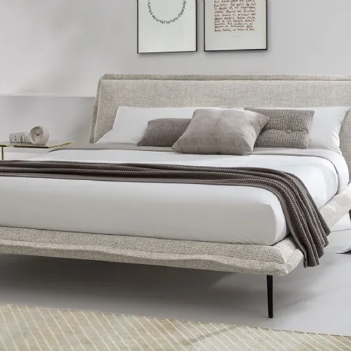 Letto in tessuto imbottito con piedini in metallo Fluff di Calligaris