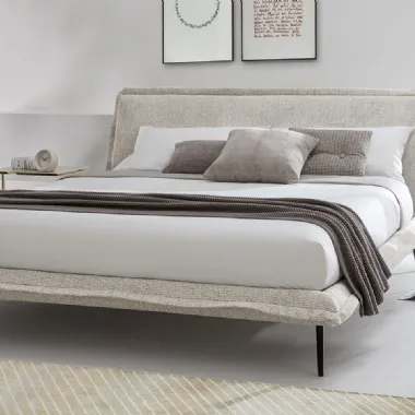 Letto in tessuto imbottito con piedini in metallo Fluff di Calligaris