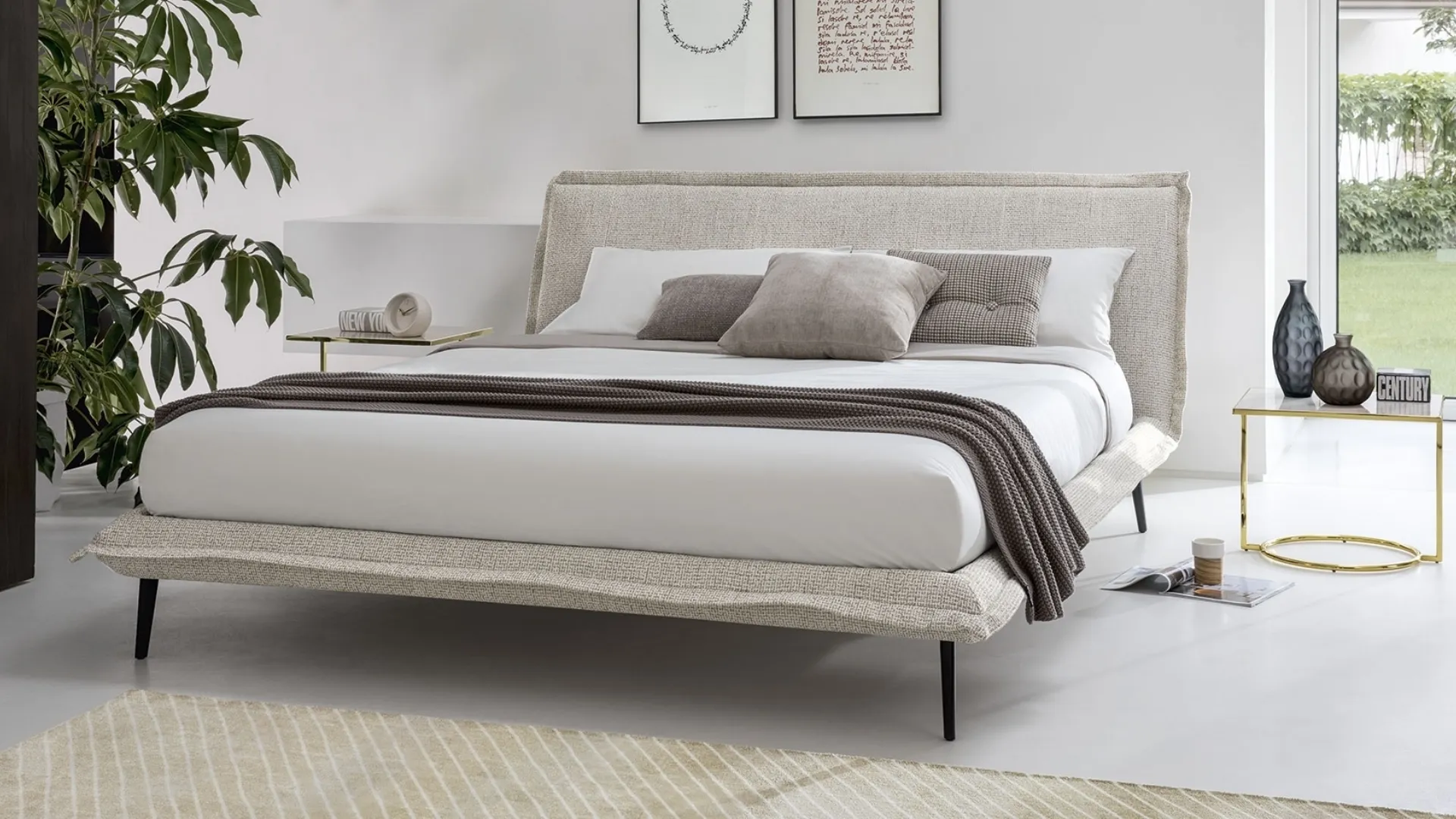 Letto in tessuto imbottito con piedini in metallo Fluff di Calligaris