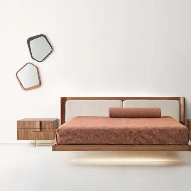 Letto Milà Fluttuante in legno con testiera in tessuto imbottito di Modesign