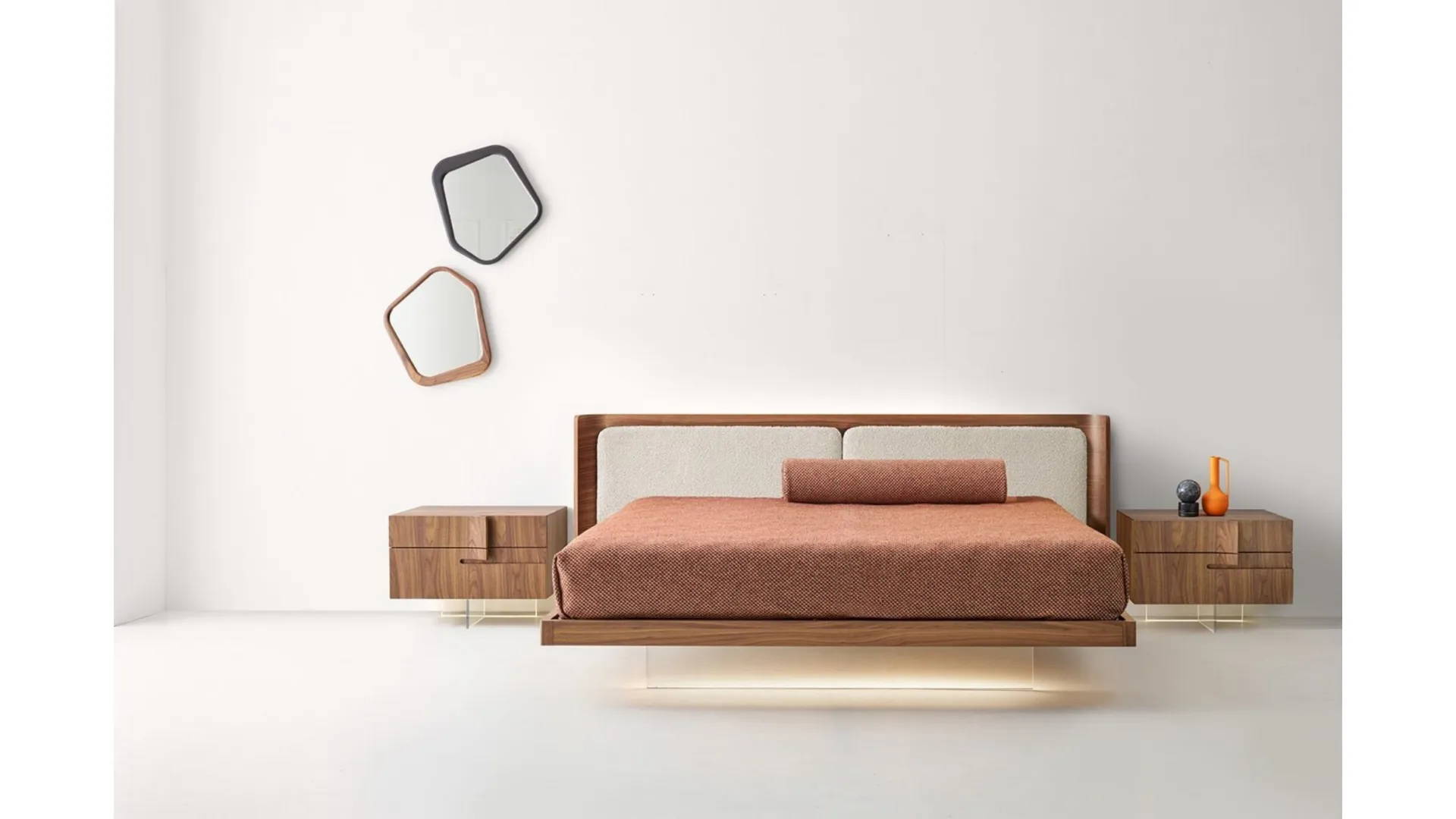 Letto Milà Fluttuante in legno con testiera in tessuto imbottito di Modesign