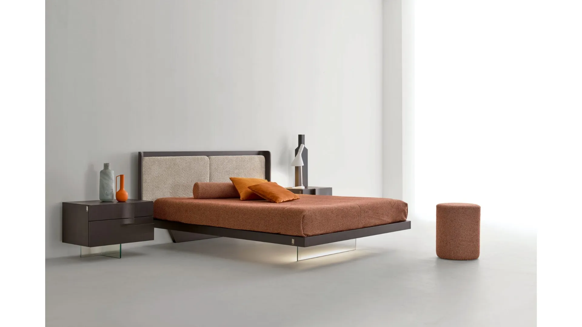 Letto Milà Fluttuante in legno con testiera in tessuto imbottito di Modesign