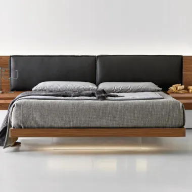 Letto York Soft Fluttuante con testiera in legno e pannelli in pelle imbottiti di Modesign