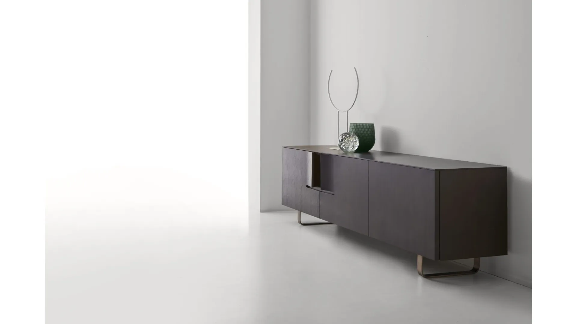 Madia in noce canaletto finitura antracite con base in metallo Book di Modesign