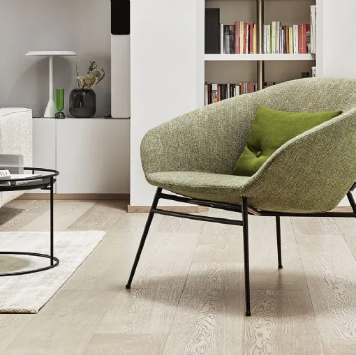 Poltroncina in tessuto con gambe in metallo Love di Calligaris