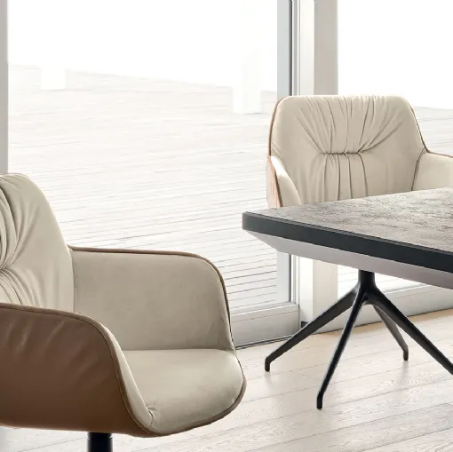 Sedia Cocoon con base girevole in tessuto e pelle di Calligaris