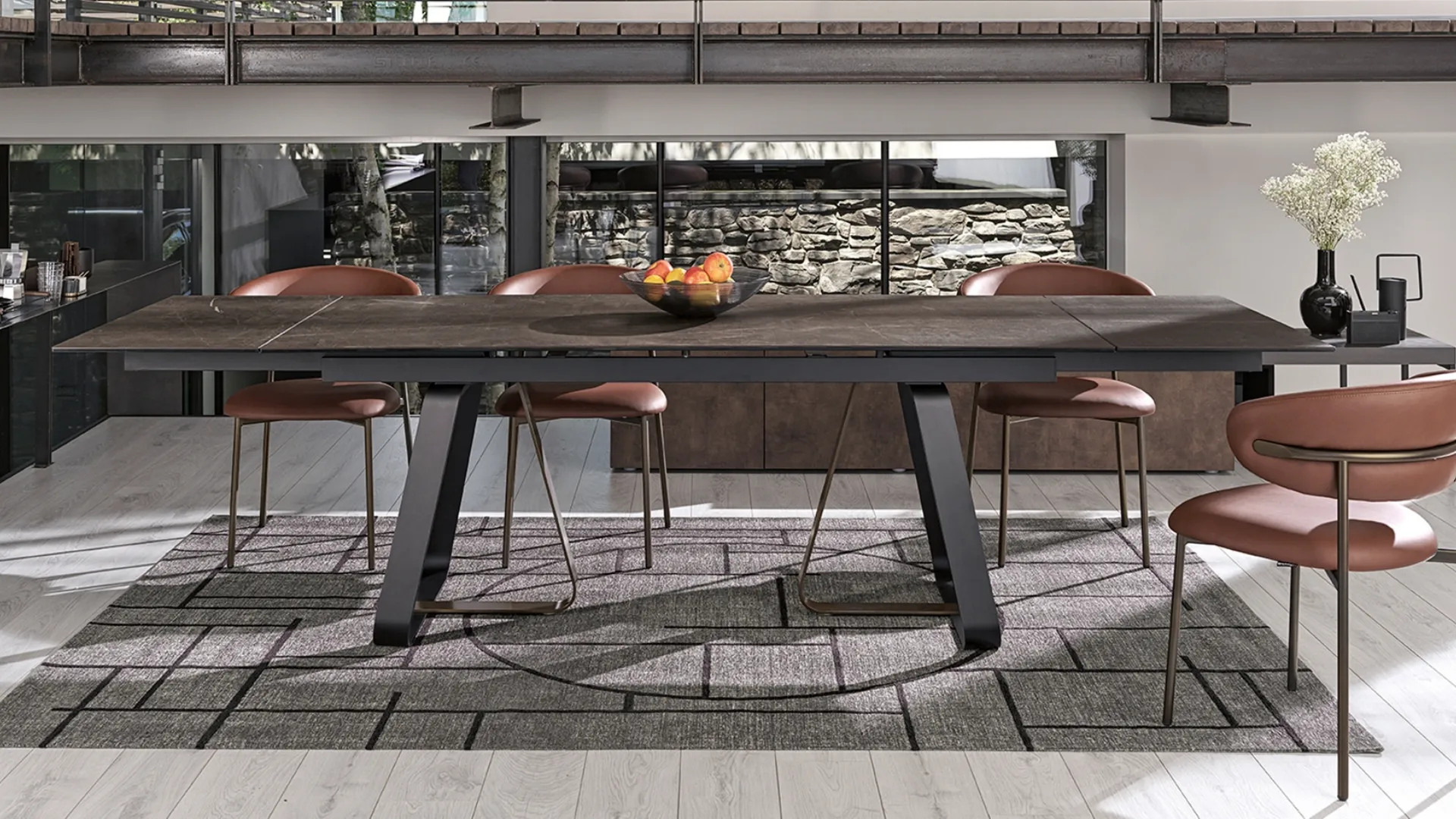 Tavolo allungabile Sunshine con top in ceramica effetto piombo e base in metallo di Calligaris