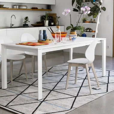 Tavolo allungabile Duca in laccato bianco con gambe in metallo di Calligaris