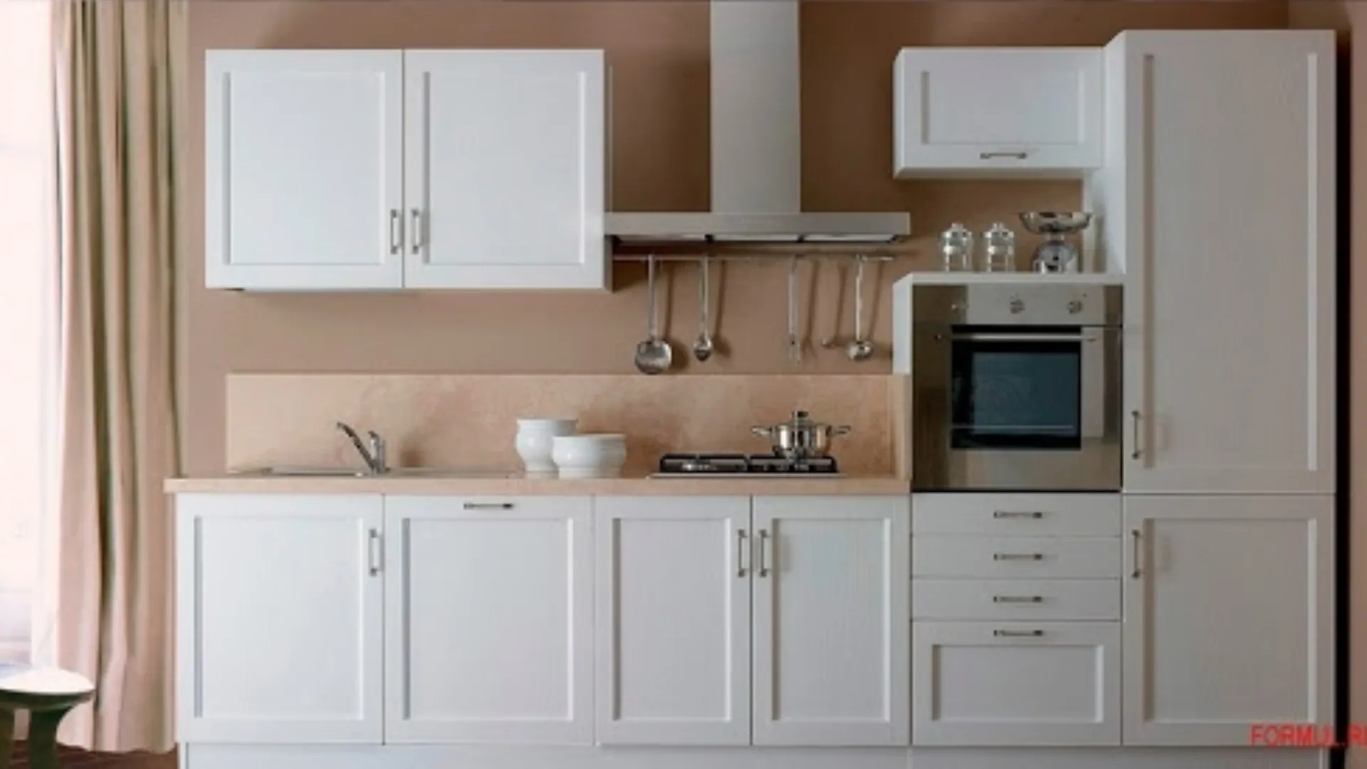 Cucina Classica lineare in legno laccato Bianco con top in Travertino Chimera di Le Cucine dei Mastri