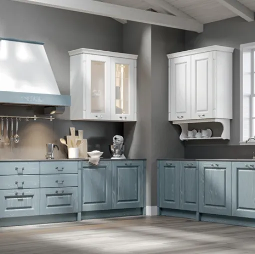 Cucina Classica angolare in Frassino finitura Jeans Decapé e Luce con ante in Vetro Contea 05 di Home Cucine