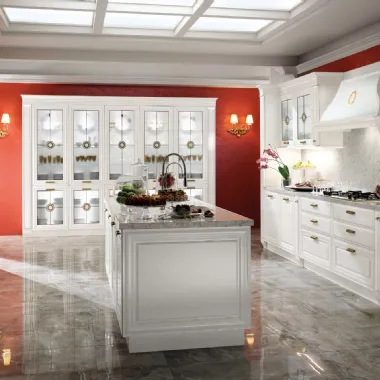 Cucina Classica con isola Imperiale in laccato Bianco Lucido di Le Cucine dei Mastri