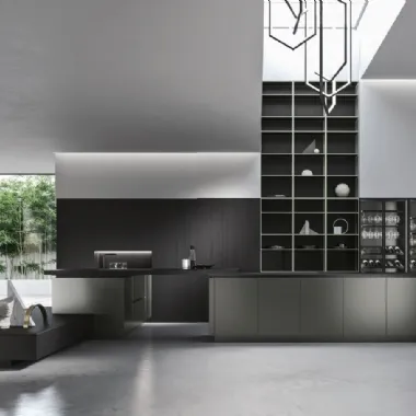 Cucina Design con penisola Look in laccato micalizzato Grigio Verde e nobilitato Frassino Noir di Snaidero